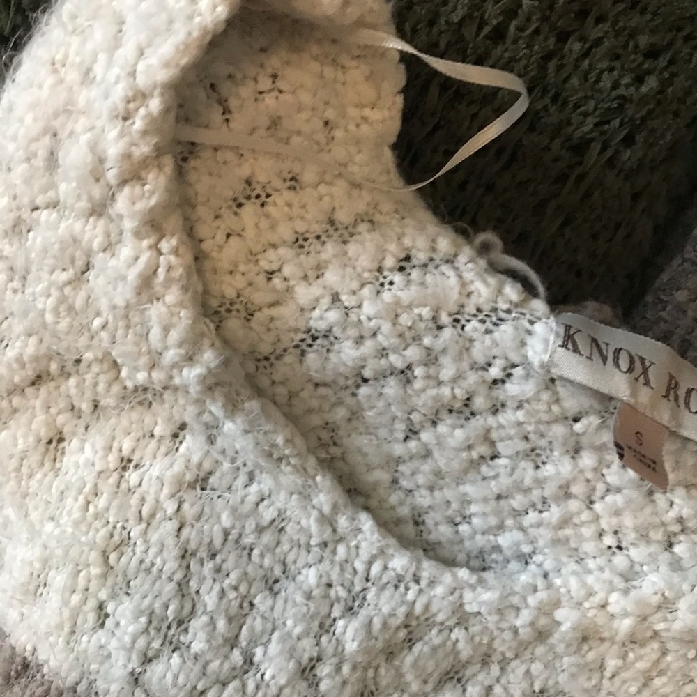 5 sweaters! - Picture 4 of 5